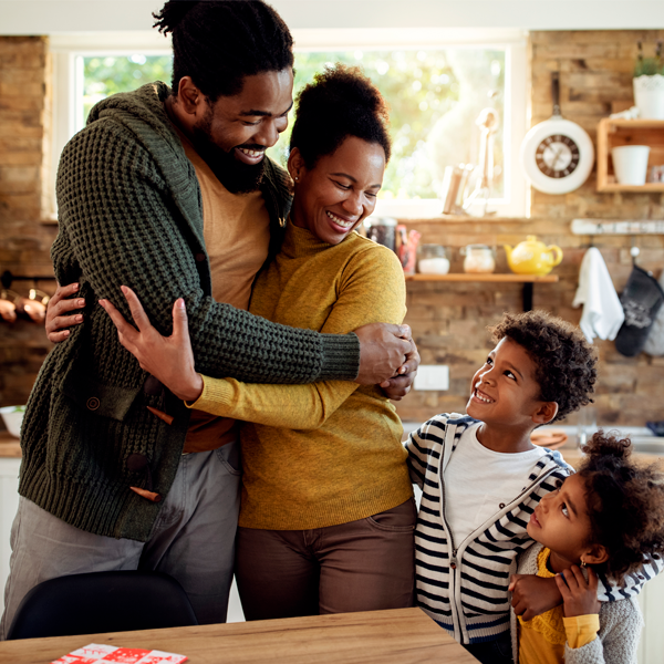 Família com painéis solares residenciais